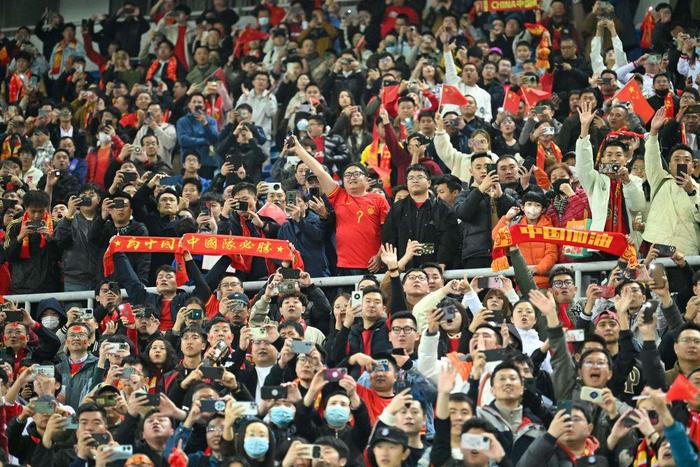 LEYU SPORTS中国官方网站-现场气氛火爆！球迷欢呼不断，场内外热情爆棚！的简单介绍