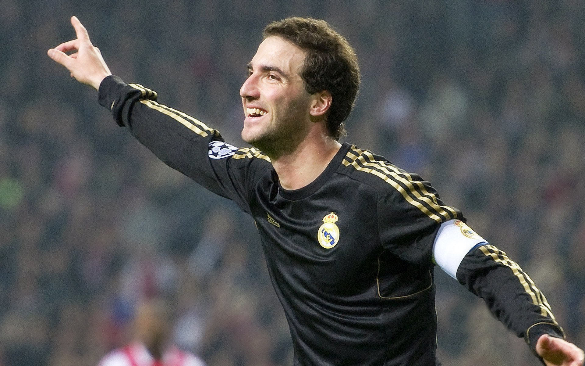 德甲各队纷纷推出定制化球迷礼包,增强互动体验,德甲各个球队赞助商